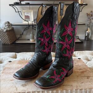 Serna Women’s 7.5 Floral Embroidered Women's Cowboy Boots